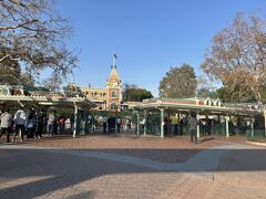 １５時２２分

カリフォルニアディズニーアドベンチャーからディズニーランドパークへ移動してきました！
せっかくパークホッパーでチケットを購入しているんでね。

この旅行記はコチラの続きデス↓↓↓
２０２４年１月 Ｆクラスで行くご褒美旅⑤カリフォルニアディズニーアドベンチャーでキャラグリ満喫♪一日目(前編)＠ホテルインディゴアナハイム
https://4travel.jp/travelogue/11887854
