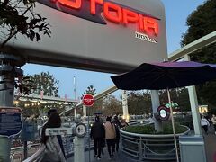 １７時１９分

「オートピア」というアトラクションへ。３０分待ちでした。

