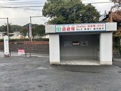 16:50

桜島へと渡る「牛根大橋」を通り、宿がある道とは反対側の道に進みます。

ここは「黒神埋没鳥居」
こちらの方が有名のようで、4トラのスポットにも登録されています。

退避壕があるなんて、さすが桜島。