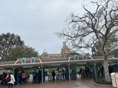 今日は先にディズニーランドパークにインパします(^_^)