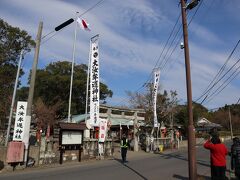 本日の目的地の一つ目、大汝牟遅神社に到着しました。
1/6だから大丈夫でしょ♪なんて思っていたら大間違い。
臨時駐車場に警備員さんまで配置されるという混雑ぶりでした。
私たちは辛うじていつもの最寄りの駐車場に駐車できましたが、車が次々とやって来ていました。