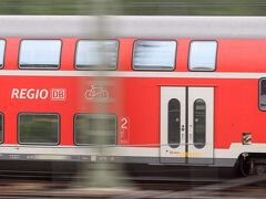 シュトゥットガルト中央駅に近づくと、ドイツの２階建てローカル線とすれ違った。

シュトゥットガルト駅到着。
その後、さらにローカル線に乗り継いでルードヴィヒスブルク駅に到着。