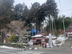 今日はどうする～～？？
と、スマホで検索してると出てきた達谷窟毘沙門堂
10分ほどの距離だったので、ここに決まり！
お寺であり神社である最強のパワースポットでありました