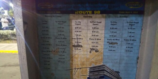 　ジャマイカ入国審査の前にデジタル入国カードをスマホで入力。ホントにめんどくさい！<br />※デジタル入国カード<br />https://enterjamaica.com/<br /><br />　空港から町までは、、、。空港にバス停があったけど、もう夜なのでバスは走っていないようです。無難にタクシーで今夜の予約してたホテルへ向かいます。