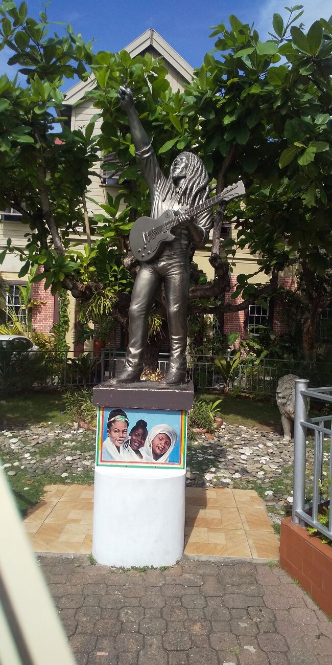 　特にファンというわけではないが、学生時代、毎晩のように同じぼろアパートの先輩の部屋に入り浸ってたんだけど、焼酎片手にフォークギターをつま弾く魚橋さん。そこで(フォークギター)レゲエはよく聞かされた。