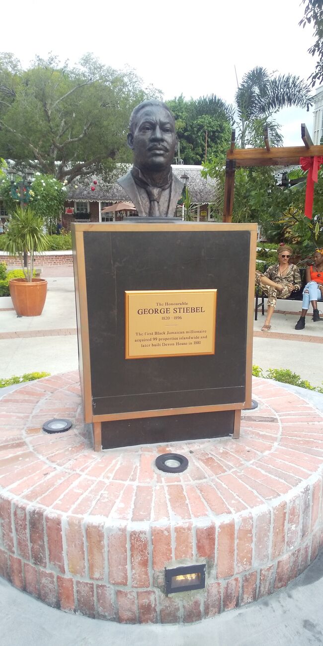 　デボンハウスの中は見なかったけど、この辺りは公園になってて地元の人のいこいの広場となってた。