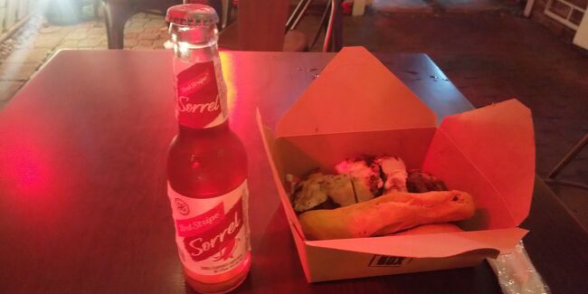 　大晦日の晩餐。ジャマイカと言えば、ジャークチキン。この公園の中のお店にて。<br />　味的にはもっとピリリと辛くしたら美味しいのになあ、、、そんな感じ。