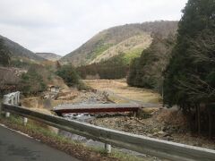 コミュニティバスのような小型のバスが、山道を登ってくれます。
二瀬川渓流と呼ばれる、風光明媚な場所を抜け