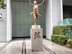「箱根駅伝絆の像」
千代田区大手町の読売新聞東京本社前にある箱根駅伝90回記念の像です。彫刻家、松田光司制作のブロンズ像。台座は、書家の新井光風が書いた「絆」の文字があります。