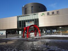 　JR函館駅に到着。函館を訪れたのは初めてです。

　函館駅前にあるモニュメントは、工業デザイナー林昌平氏によるもの。「ふれあい」をテーマに全国から公募され，272点の応募作品の中から選ばれたそうです。