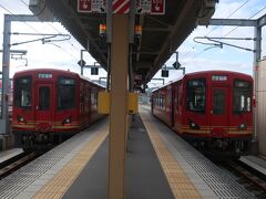 福知山駅に近づくにつれ、青空になって来ました。
やっぱり、山の方はお天気が違うのよね。。

乗ってきた汽車と、これから宮津へ向かう汽車。赤鬼顔の二台が並んでいます。

