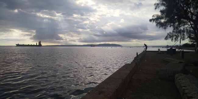たぶん、あっちに見えるのは空港。