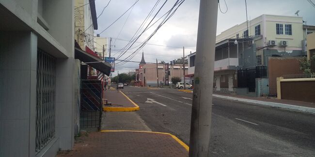 　どうですか？治安の悪いキングストンの町中です、、、。