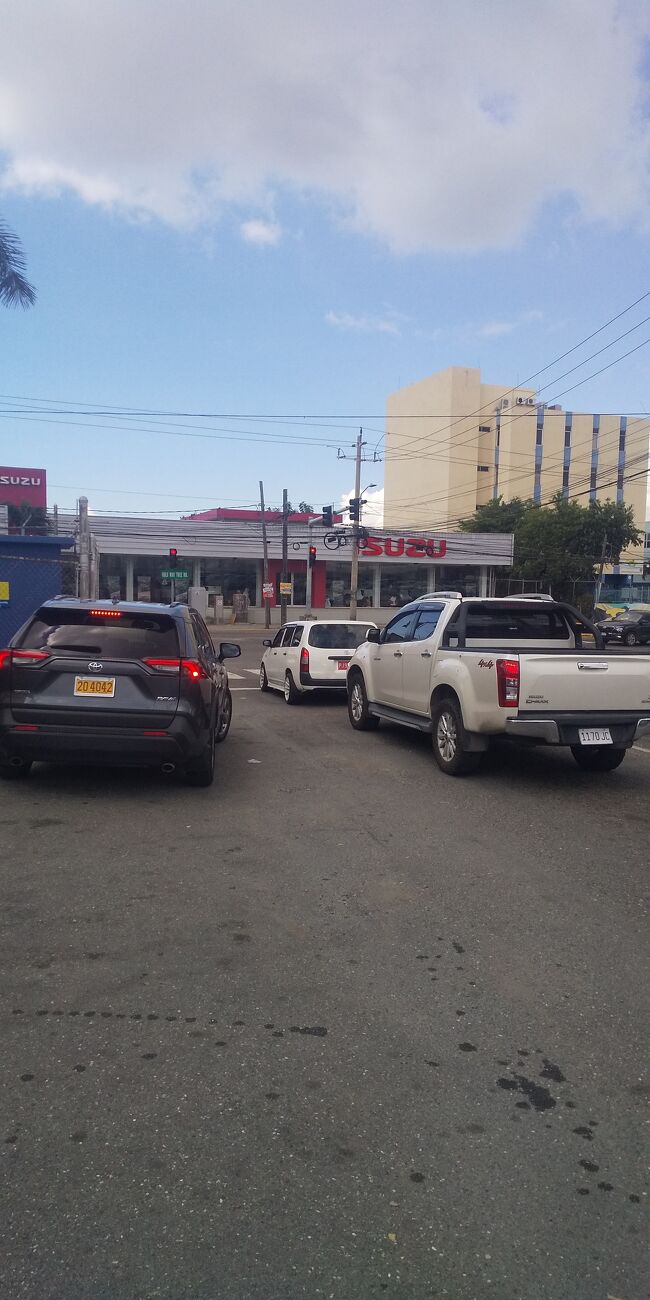 １月２日。この日はトレッキング？キングストンはそんなに危なくないようなので、空港まで観光がてらてくてく、、、。疲れて歩けなくなってもいいように、バスが通っている道をてくてく。<br />　ドミニカ共和国への便が夕方なので時間はたっぷり。