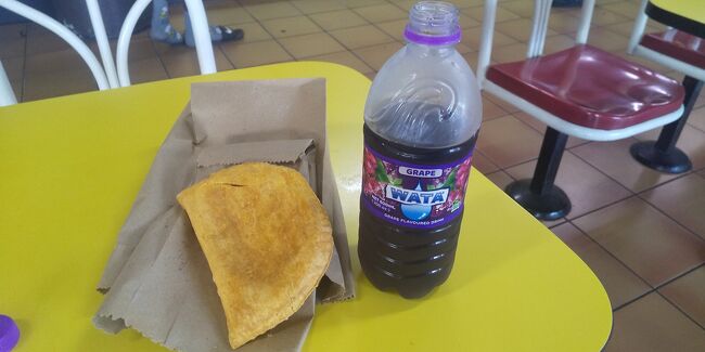　途中、水分補給に栄養補給。あ、そういえば、ジャマイカのファーストフード、名物パティを食ってなかったので、、、。水分はグレープフレーバーの水、これが飲み物では1番安くどこでも買えた。