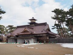 この建物は、ここにかつてあった箱館奉行所を再現したもの。
この五稜郭を榎本武揚が占拠した後も本陣となったが、新政府軍が迫るとこの鐘楼が砲撃の目標になったため、鐘楼は取り壊されてしまったらしい。
そして五稜郭には砲撃を防ぐ堡塁がなかったために損害は大きく、新政府軍の総攻撃が始まる前に降伏してしまった。