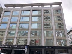 今回３泊お世話になるLes Suites Ching Cheng Hotelです。松山空港から最寄りの南京復興駅まで10分、駅からは徒歩2分と超便利です。台北の天候は曇り、17℃位で少し肌寒い感じでした。