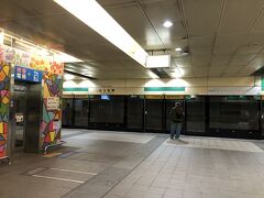 本日はゆっくり出発。まず南京復興駅から松山新店線に乗って北門駅を目指します。