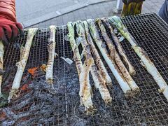 埼玉県に移動してきました。「道の駅おかべ」にやってくると…

焼きネギ売ってるヽ(=´▽`=)ﾉ まるごと炭火で焼かれています。１本200円。