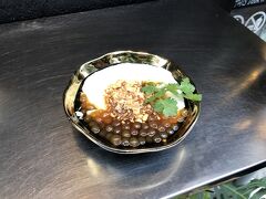 少し寒かったので、温かいのを頼みました。タピオカとピーナッツと豆花です。昨日食べた豆花と比べると、豆腐が多少しっかりして甘みも少し濃い感じでした。タピオカの食感も豆腐に合っており、確かに美味しいです。量もタップリあり二人でシェアしても結構お腹に溜まりました。これで外れて残念だった気持ちと空腹は収まりました。