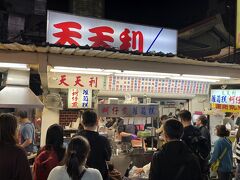 西門の中でも、特に長い行列ができている「天天利美食坊」。魯肉飯の人気店です。行列の人数は約３０人。回転は速いとの情報があり、並んでみました。