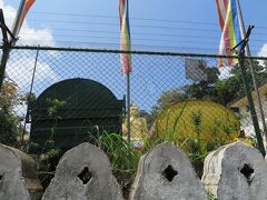 さらに車で北上します。
途中、ダンブッラの町にあるお寺で金色の大仏が見られました。
山の上にある石窟寺院はシギリヤロックの後に行きます。