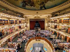 1919年に建てられた「グランド・スプレンディド劇場」の建物をそのまま利用している本当の本屋さんです。

広い店内。劇場だった全て場所が本でいっぱいの光景は壮観です。 