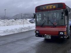 　田沢湖駅からは、15:35発の羽後交通路線バス乳頭蟹場温泉行きで「乳頭温泉」へ。

　初めて乳頭温泉に行ったのは2019年6月の新緑の季節。以来、冬の乳頭温泉に是非行きたいと思って計画を練ってきました。予約が取れない温泉宿「鶴の湯」さんは、やはり満室で予約できず。そして、もう一件行ってみたかった「大釜温泉」さんに予約することができました！

※前年2021年12月に行った酸ヶ湯温泉さん以来、冬の東北が大好きになりましたx