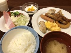 朝6時
朝食をいただきます。
千歳ステーションホテルの朝食は無料です。
しかも品数も多くデザートまであって充実しています。とてもコスパの良いホテルですね。

