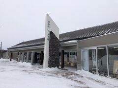 バス停から道の駅ウトナイ湖へ
わずかな距離ですがここまででも、積雪で足が深くはまり歩くのが大変。
雪国の生活の厳しさを実感します。