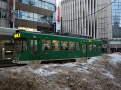 路面電車の電停が宿の前にある