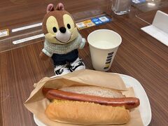 おはようございます。羽田空港のドトールです。
軽く朝ごはんを…と思ったらこの店「ビッグ〇〇」しか置いていない。
仕方なくビッグジャーマンドッグを注文。空港は強気の値段設定だねぇ。

あ、今回のお供もチップさんです。
今回の旅のためにちゃんと靴を作ったよ。