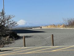 道の駅「きょなん」の駐車場から富士山を望む

あまりに風が強くて・・寒かった
