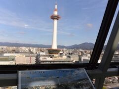 京都タワー越しに山々が見えてよい景色！