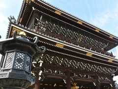 東本願寺の巨大な御影堂門に到着。
あまりに大きくて画像内におさまらない…