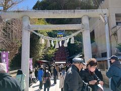 遠見岬神社鳥居。この奥に石段が有ります。