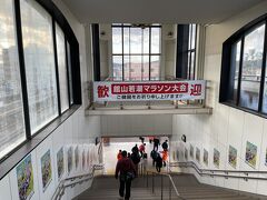 ＜館山駅＞

階段を下ると係の方がシャトルバス乗り場を案内してくださいました。