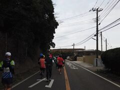 ＜洲崎灯台＞

前方に灯台が見えてきました。