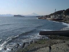 稲村ケ崎の公園からの展望

奥左は箱根　手前は江の島　広がるのは相模湾