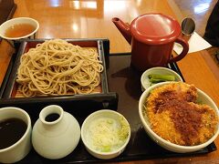 駅近で晩御飯はせっかく長野に来たので信州そば
普段食べるそばと違い十割なんか噛み応えがよかった
セットのミニソースカツ丼もおいしかったです
