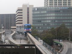 　江坂駅から千里中央駅を御堂筋線で行き、大阪モノレールに乗り換えしました。
　大阪モノレールは1990年6月1日に千里中央～南茨木間で開業しましたモノレールです。また、道路交通の補助的機関として、道路交通の一部を分担し都市活動を支える基盤施設の役割を担っています。