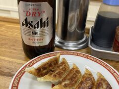 12時15分
カウンター席にすわると
「飲み物は？」「大瓶ビールで」
と会話するとすぐに5個入り餃子が置かれた
1皿300円
