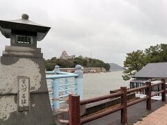 雨ですが、唐津市内を散策しましょう！

なが～い舞鶴橋を渡って、佐賀城を目指します。

行きは普通に渡れましたが、帰はすごい風で、、、傘をさすことができず、雨に濡れながら帰ってくることに。。。
当時も、この環境では佐賀城を攻めるのは大変だったに違いない。
