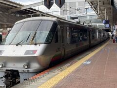 特急みどり、博多14：33発→佐世保16：30着に乗ります。
このシルバーの列車と思い、自分が乗る1号車を探します。