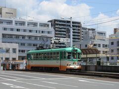 高知橋電停付近で、とさでん交通の路面電車を見かけました。