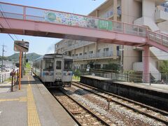 高知駅から鈍行列車に揺られて小一時間。
「らんまん」の舞台である高岡郡佐川町の玄関口・佐川駅に到着しました。