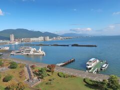 　ホテルの窓からも見えていた遊覧船ミシガンに乗船するため、大津湖岸なぎさ公園を歩いて、クルーズ乗り場へ向かいました。