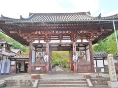 　石山寺や三井寺の入山料が団体料金に割引になる「びわ湖１日観光チケット」を購入し、京阪線で石山寺にやってきました。