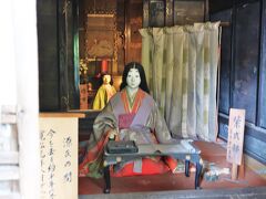 　本堂には、『源氏物語』を執筆中の紫式部の人形がありました。実際にこの部屋にこもって、「須磨」の巻を書き始めたそうです。