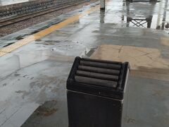 秋田駅で列車に乗る前利用した喫煙所は乗車ホームの先端にありました。改札の外にはありません。